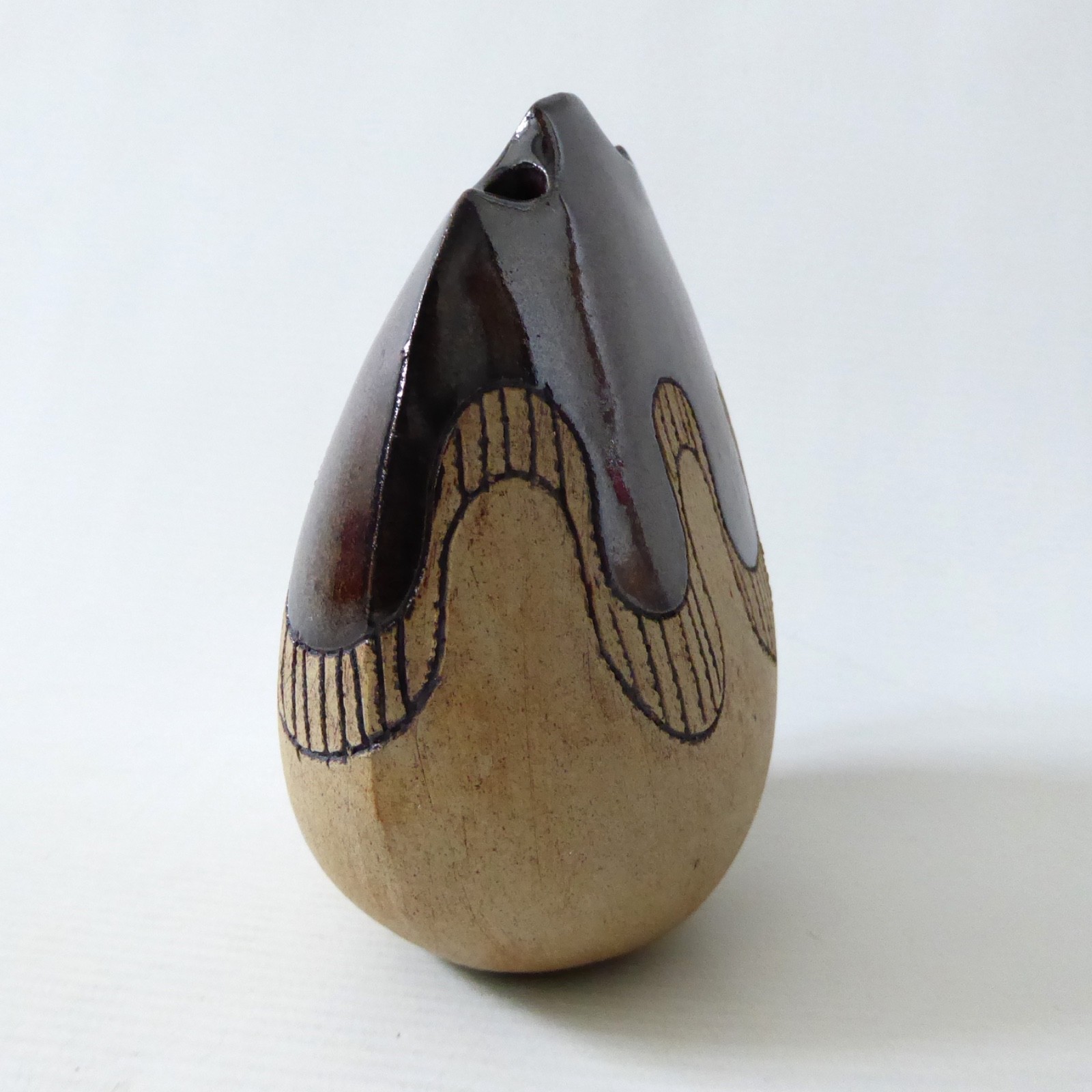 Vintage signed RD studio pottery vase, brown/natural clay. Rose Dickinson Kent - Image 4