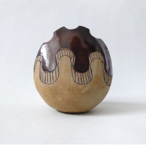 Vintage signed RD studio pottery vase, brown/natural clay. Rose Dickinson Kent