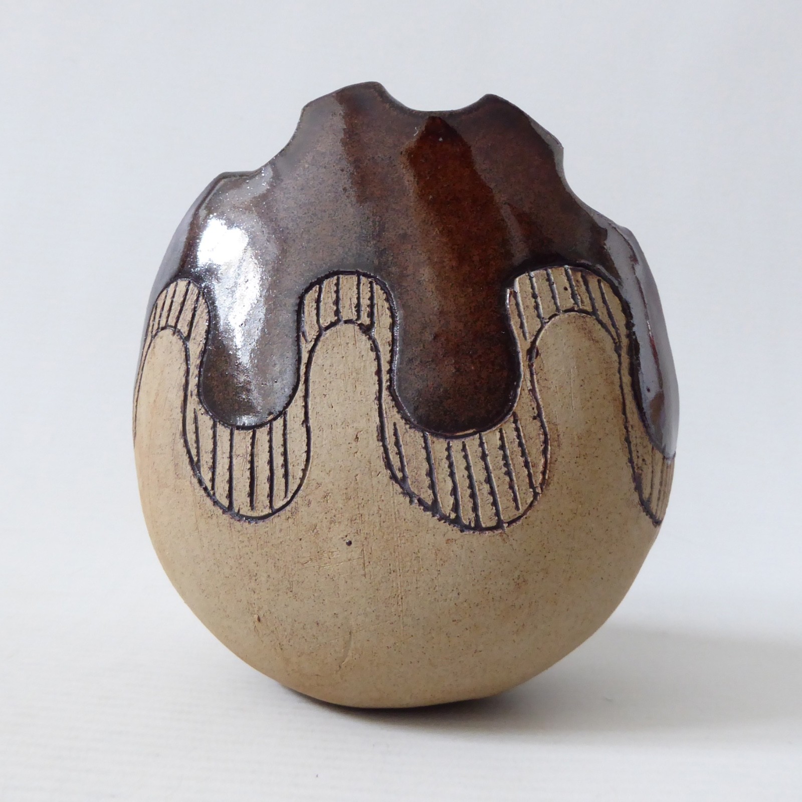 Vintage signed RD studio pottery vase, brown/natural clay. Rose Dickinson Kent - Image 5