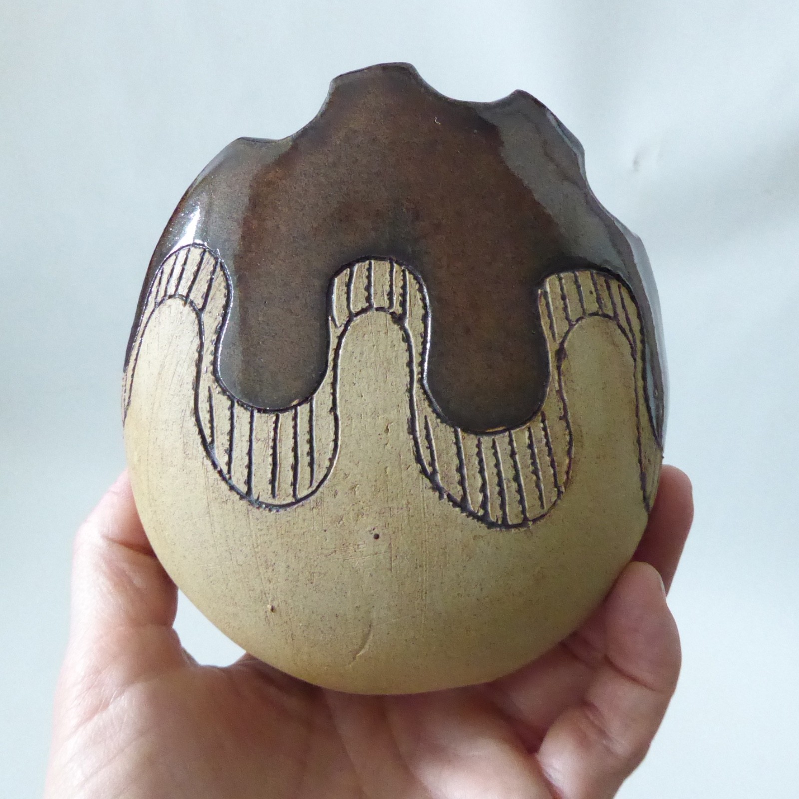 Vintage signed RD studio pottery vase, brown/natural clay. Rose Dickinson Kent - Image 10