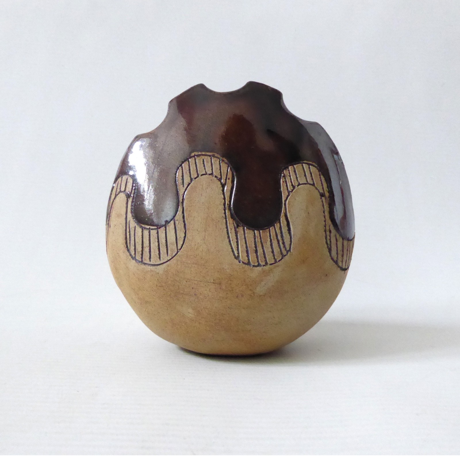 Vintage signed RD studio pottery vase, brown/natural clay. Rose Dickinson Kent