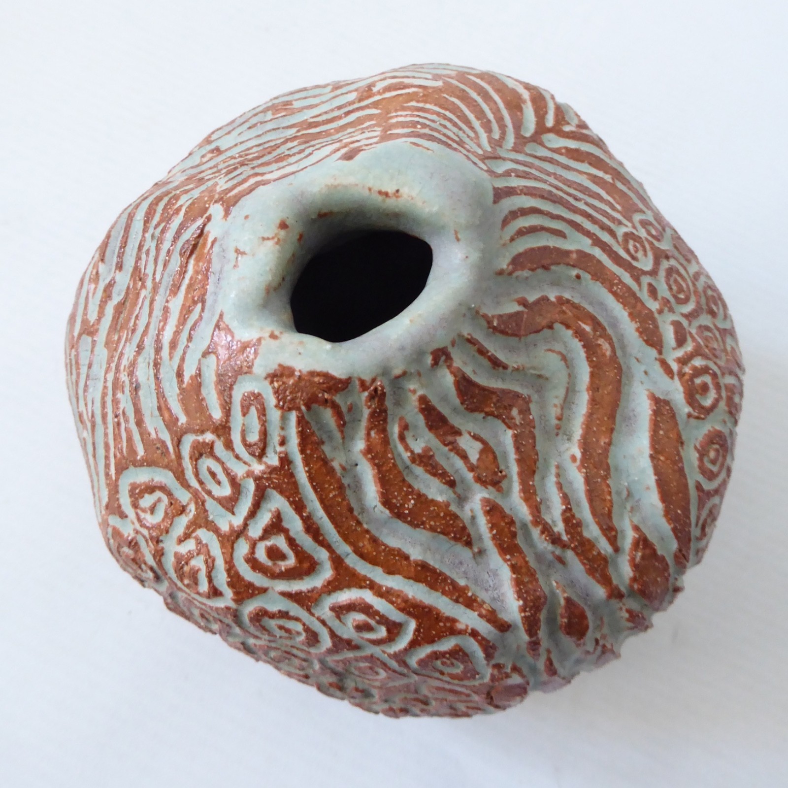 Vintage studio pottery vase, carved clay lump. Brutalist modernist retro art - Image 15