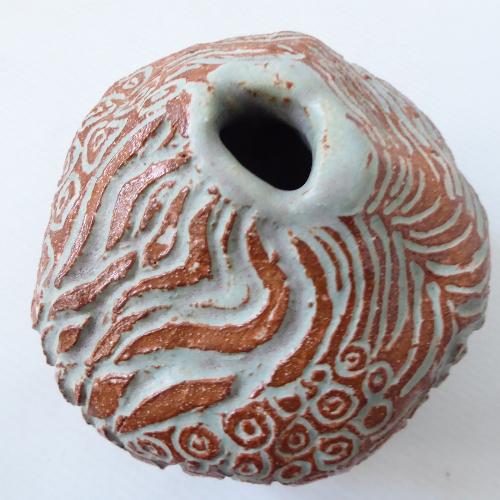 Vintage studio pottery vase, carved clay lump. Brutalist modernist retro art - Image 16