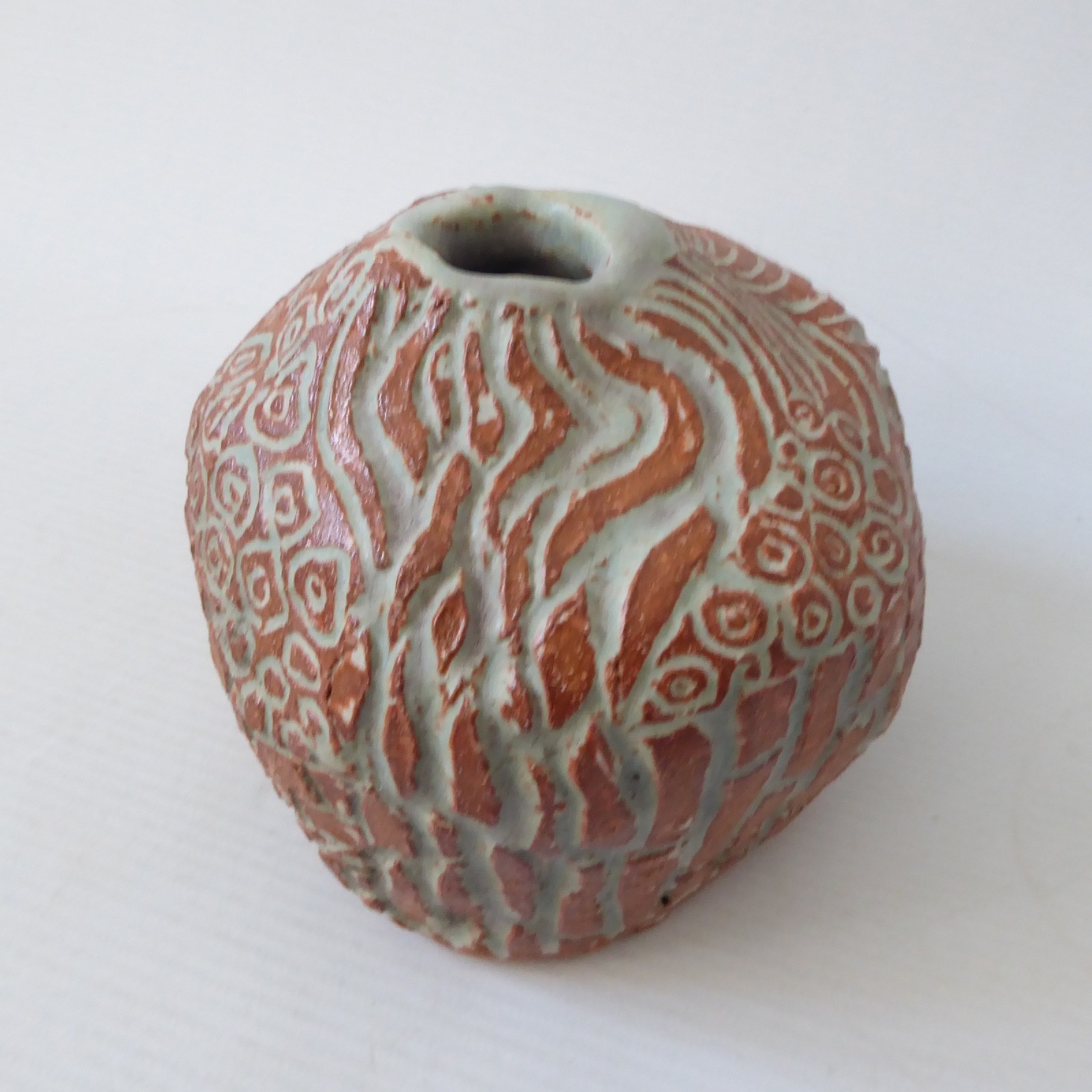 Vintage studio pottery vase, carved clay lump. Brutalist modernist retro art - Image 4