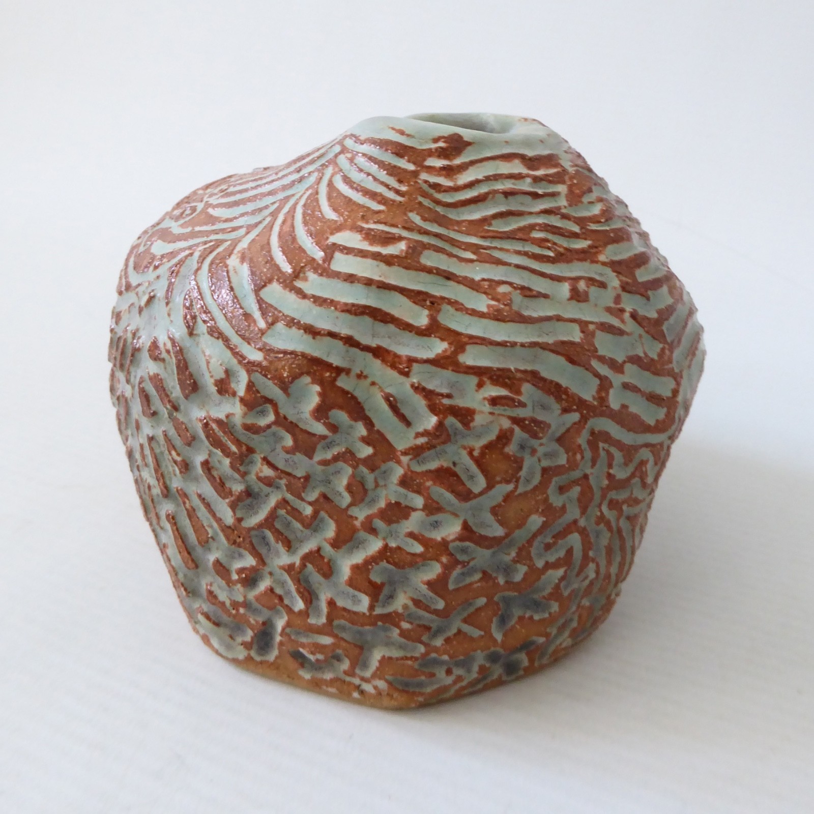 Vintage studio pottery vase, carved clay lump. Brutalist modernist retro art - Image 6