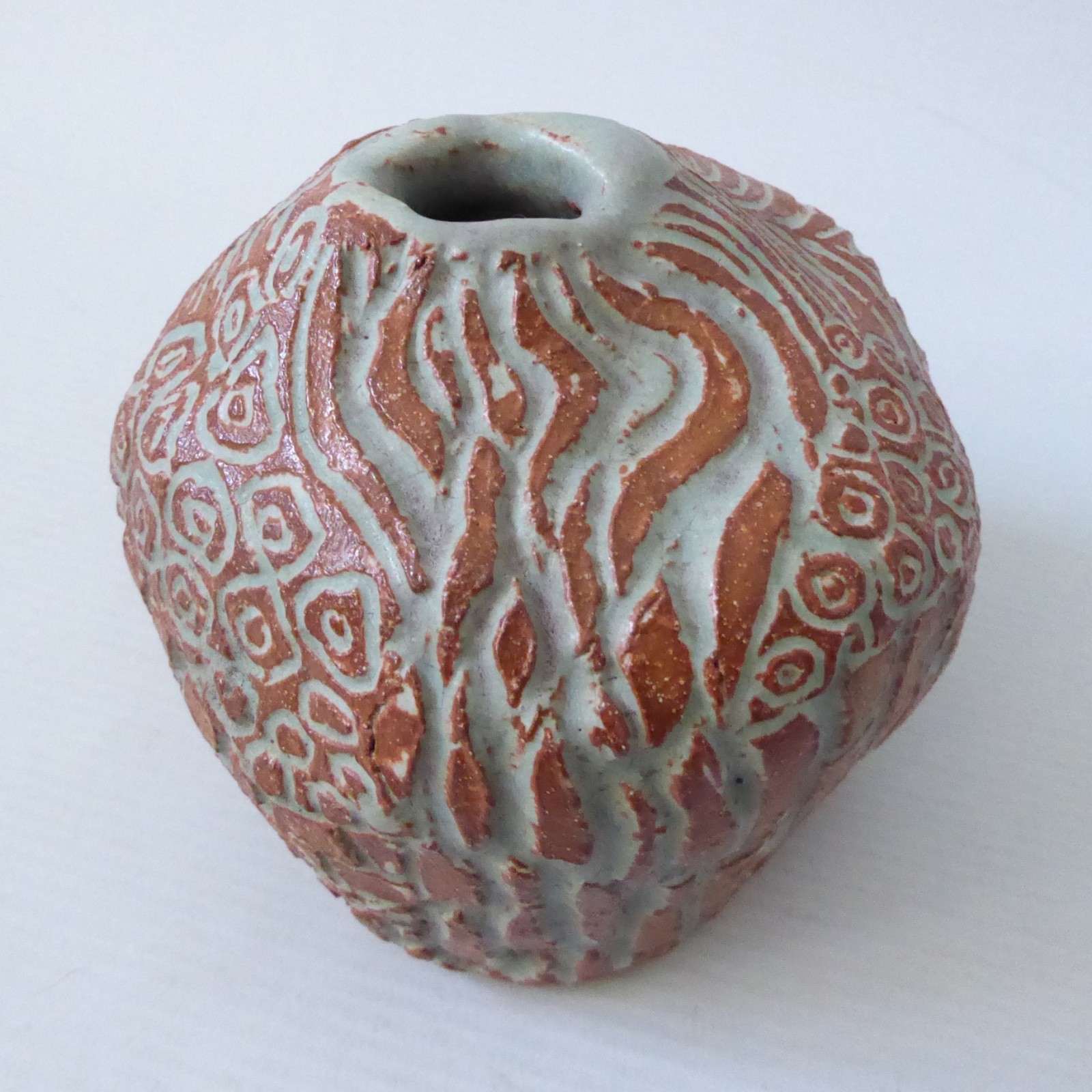 Vintage studio pottery vase, carved clay lump. Brutalist modernist retro art - Image 10