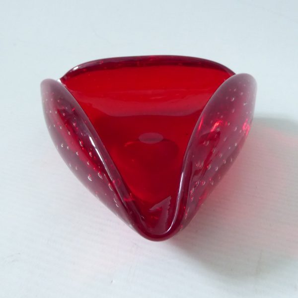 Whitefriars ruby red controlled bubble art glass triangular dish 9562, vintage - Image 4