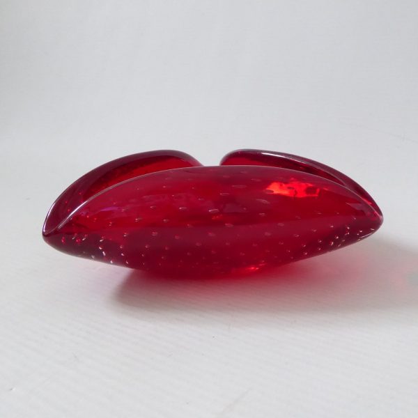 Whitefriars ruby red controlled bubble art glass triangular dish 9562, vintage - Image 6