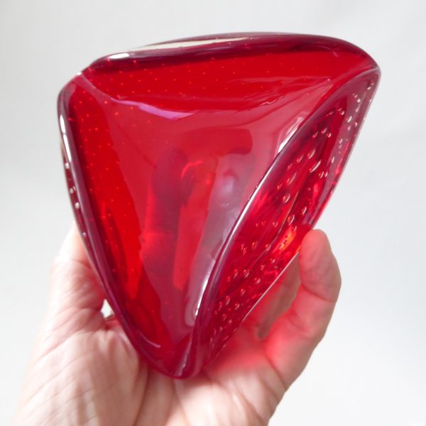 Whitefriars ruby red controlled bubble art glass triangular dish 9562, vintage - Image 9