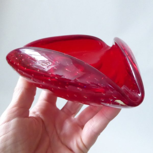 Whitefriars ruby red controlled bubble art glass triangular dish 9562, vintage - Image 10