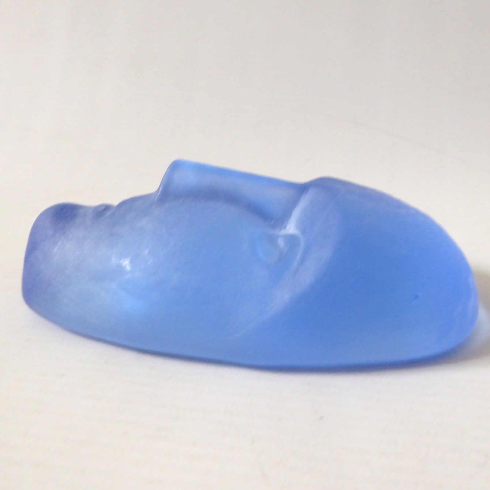 5" Kosta Boda Brains art glass face sculpture, Sweden Bertil Vallien blue spotty - Image 5