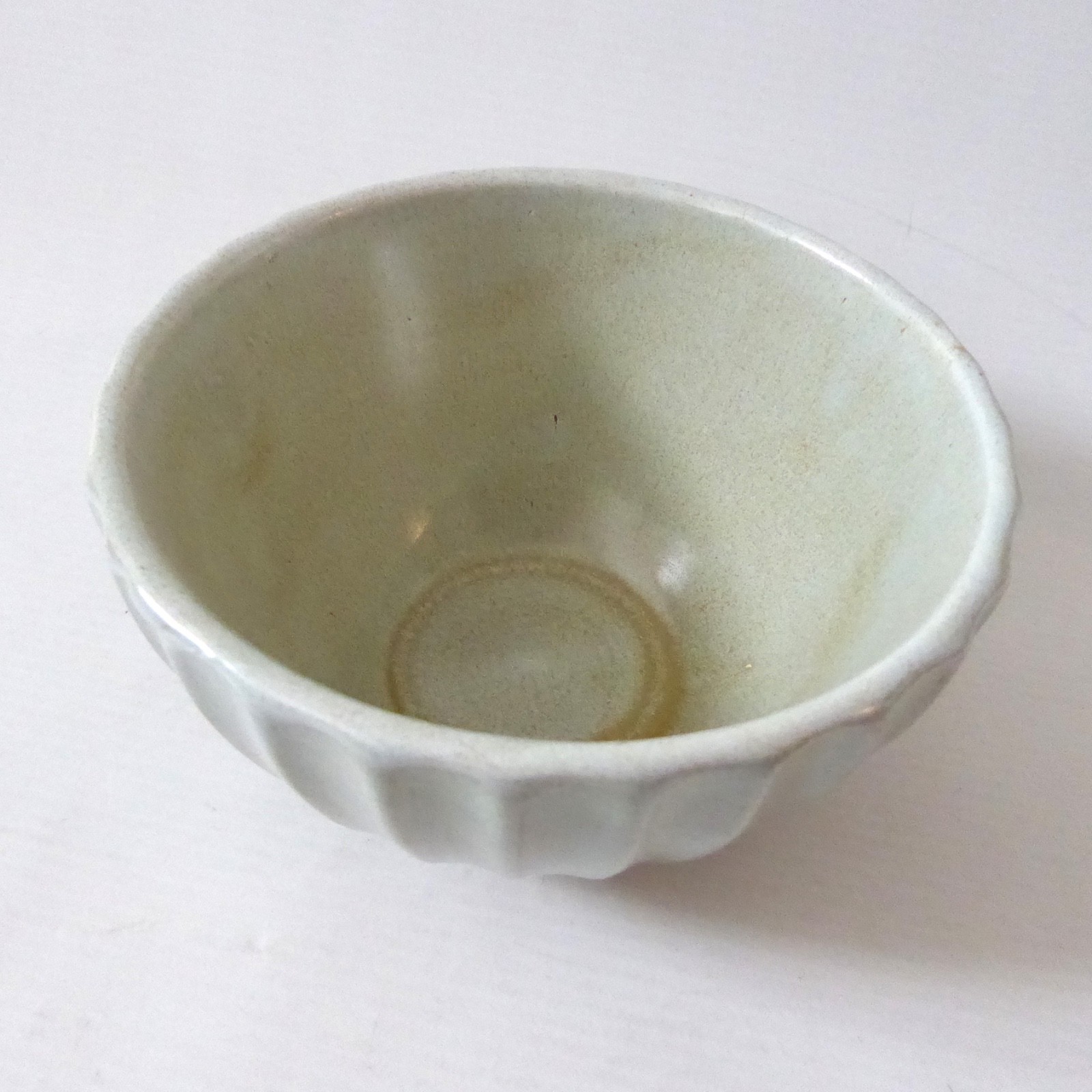 Bretby Art Pottery bowl dish, round vertical ribs. Vintage moss pale green retro - Image 6