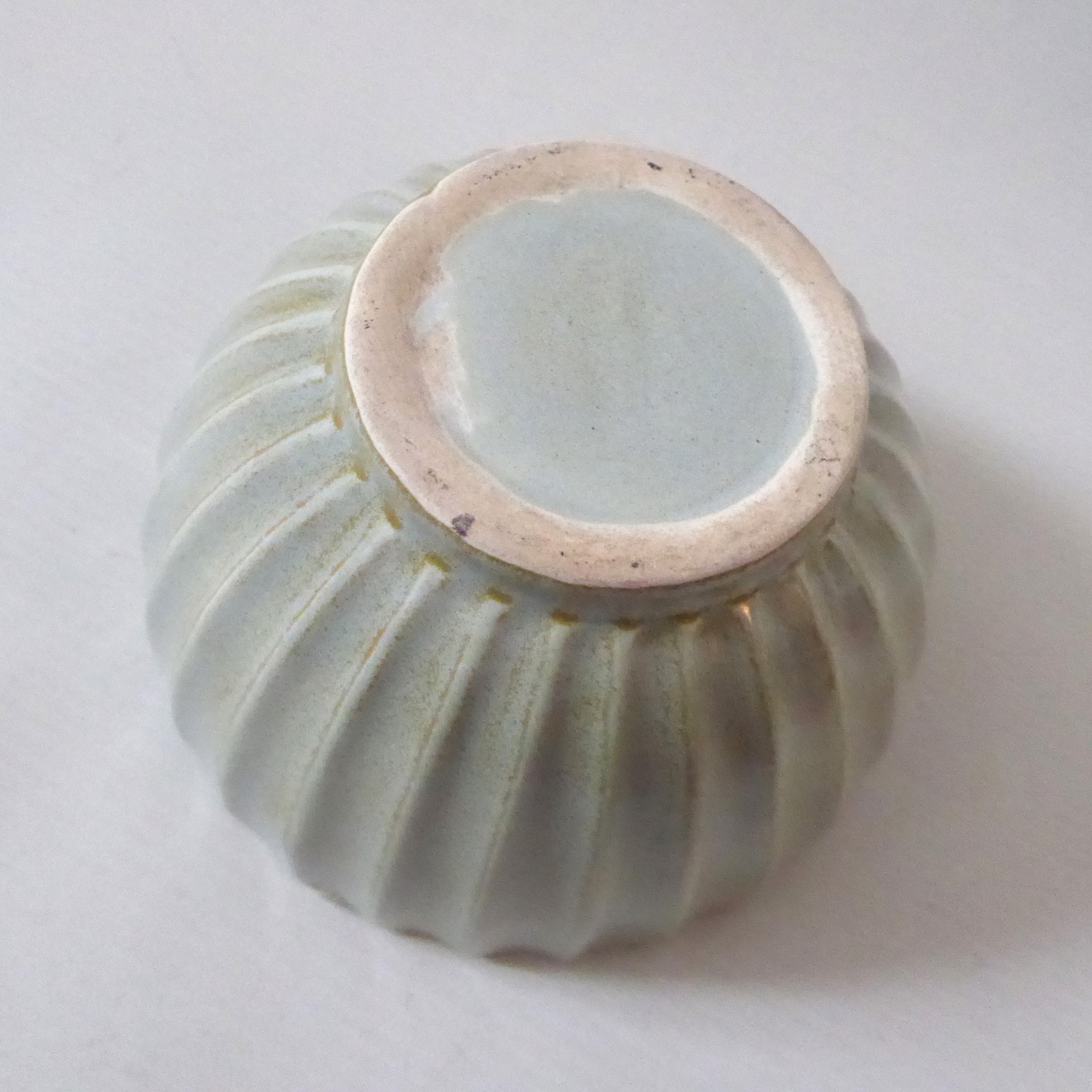 Bretby Art Pottery bowl dish, round vertical ribs. Vintage moss pale green retro - Image 8