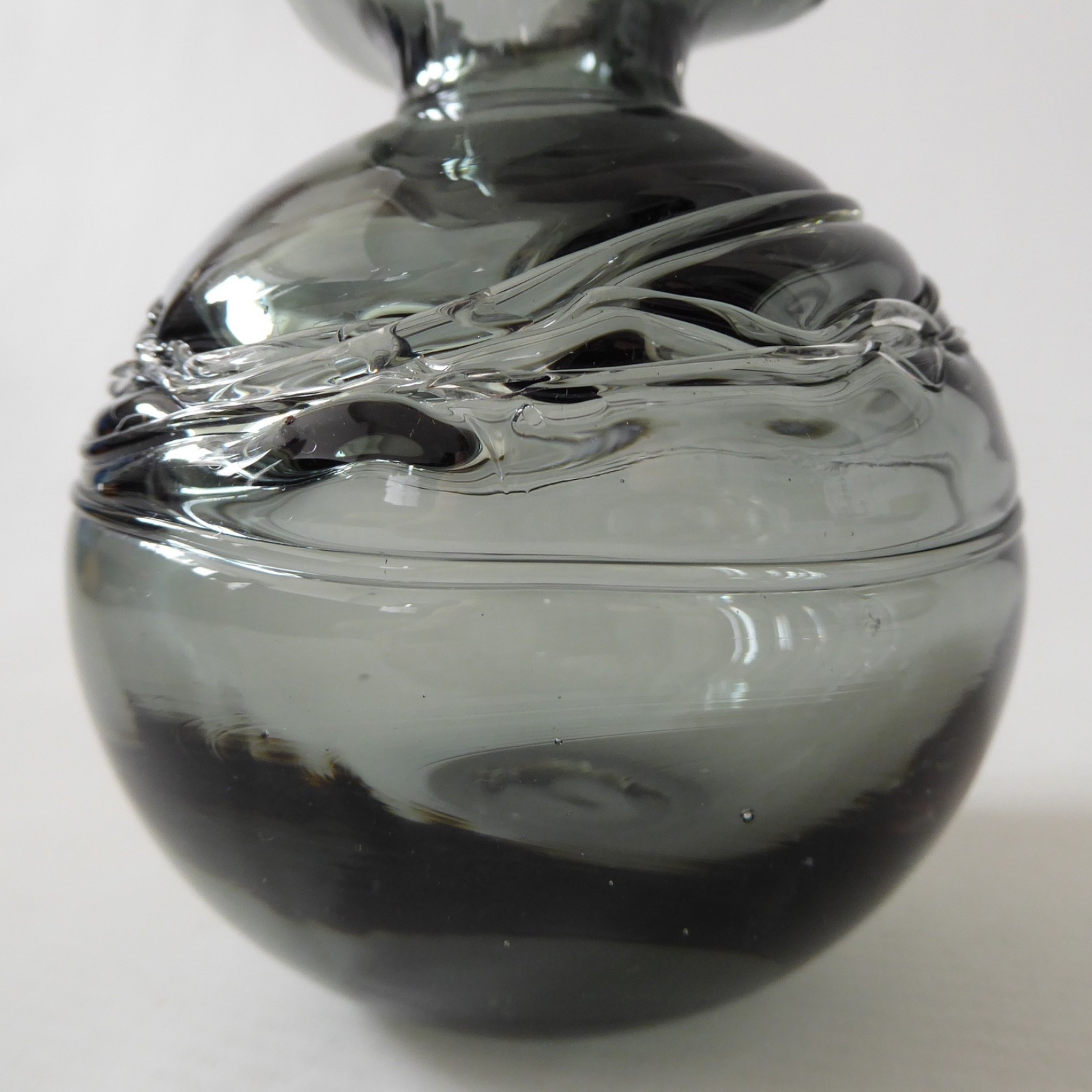 Grey trailed art glass round globe ball vase. Studio glass, ruffled rim. Vintage - Image 11