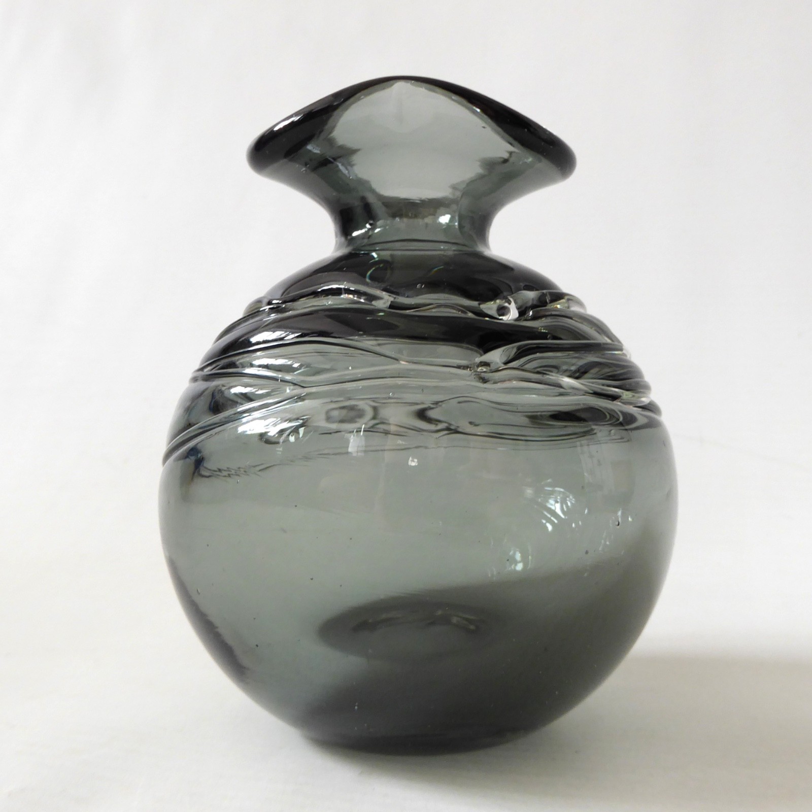 Grey trailed art glass round globe ball vase. Studio glass, ruffled rim. Vintage - Image 3
