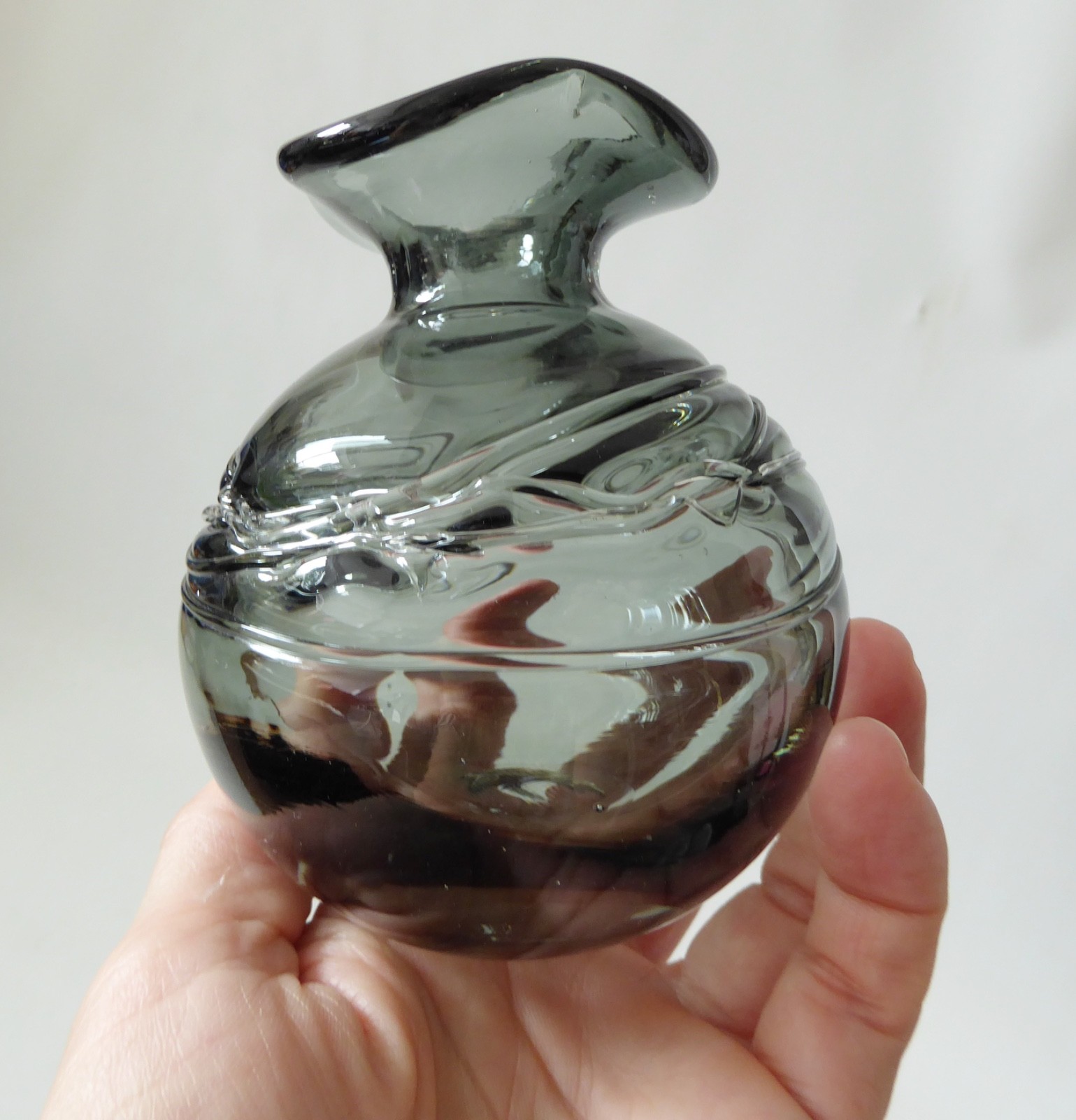 Grey trailed art glass round globe ball vase. Studio glass, ruffled rim. Vintage - Image 4