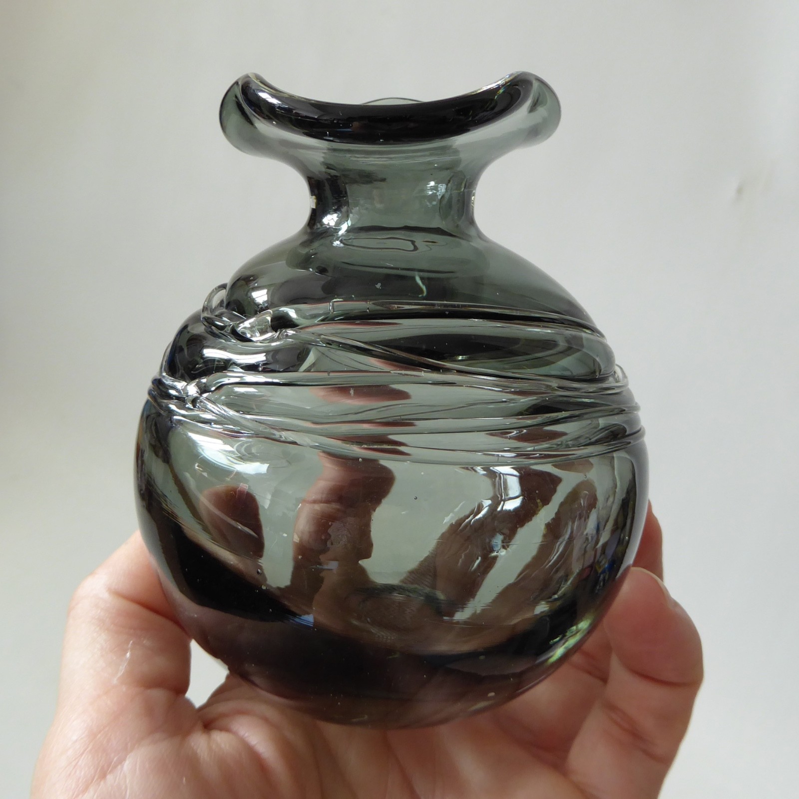 Grey trailed art glass round globe ball vase. Studio glass, ruffled rim. Vintage - Image 5