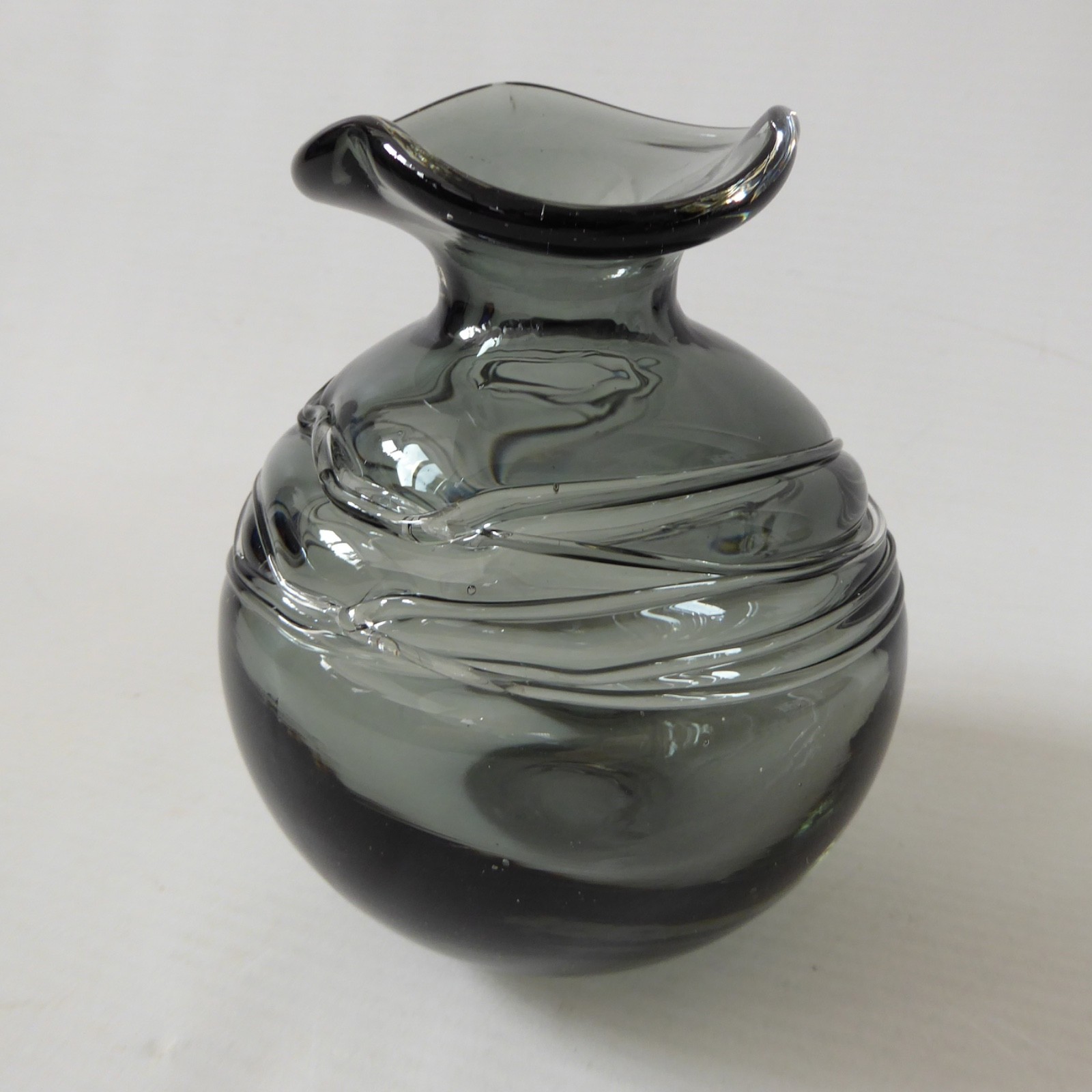 Grey trailed art glass round globe ball vase. Studio glass, ruffled rim. Vintage - Image 6