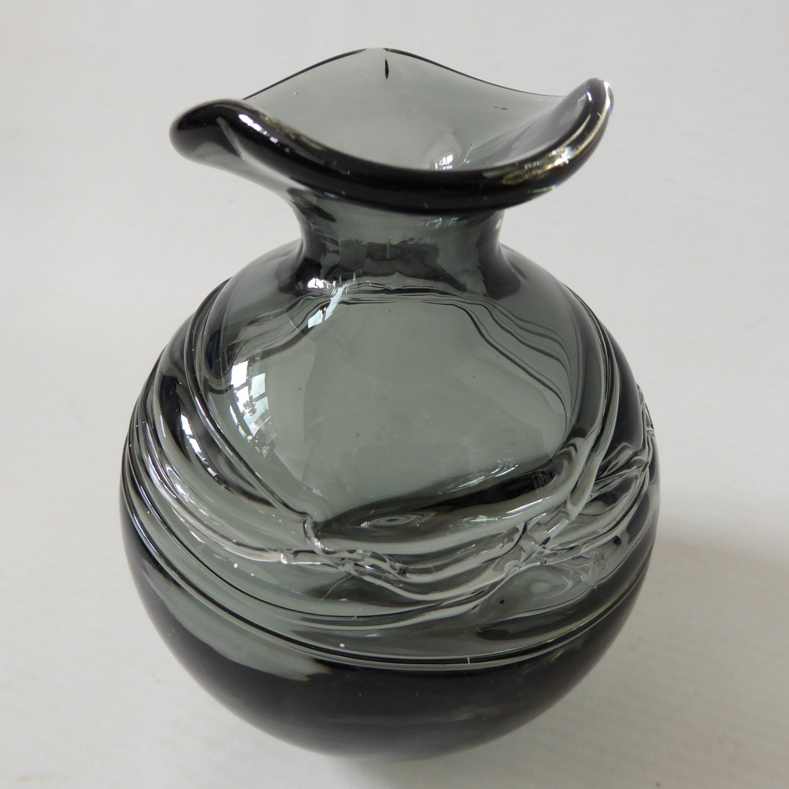 Grey trailed art glass round globe ball vase. Studio glass, ruffled rim. Vintage - Image 7