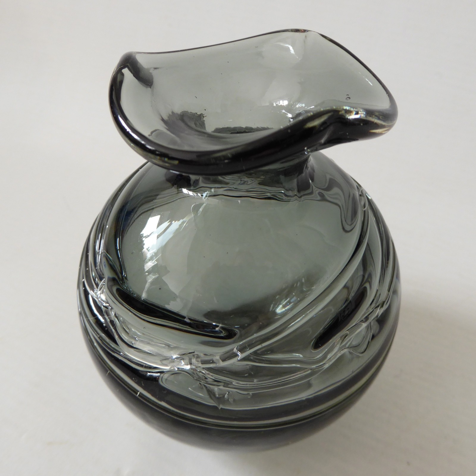 Grey trailed art glass round globe ball vase. Studio glass, ruffled rim. Vintage - Image 8