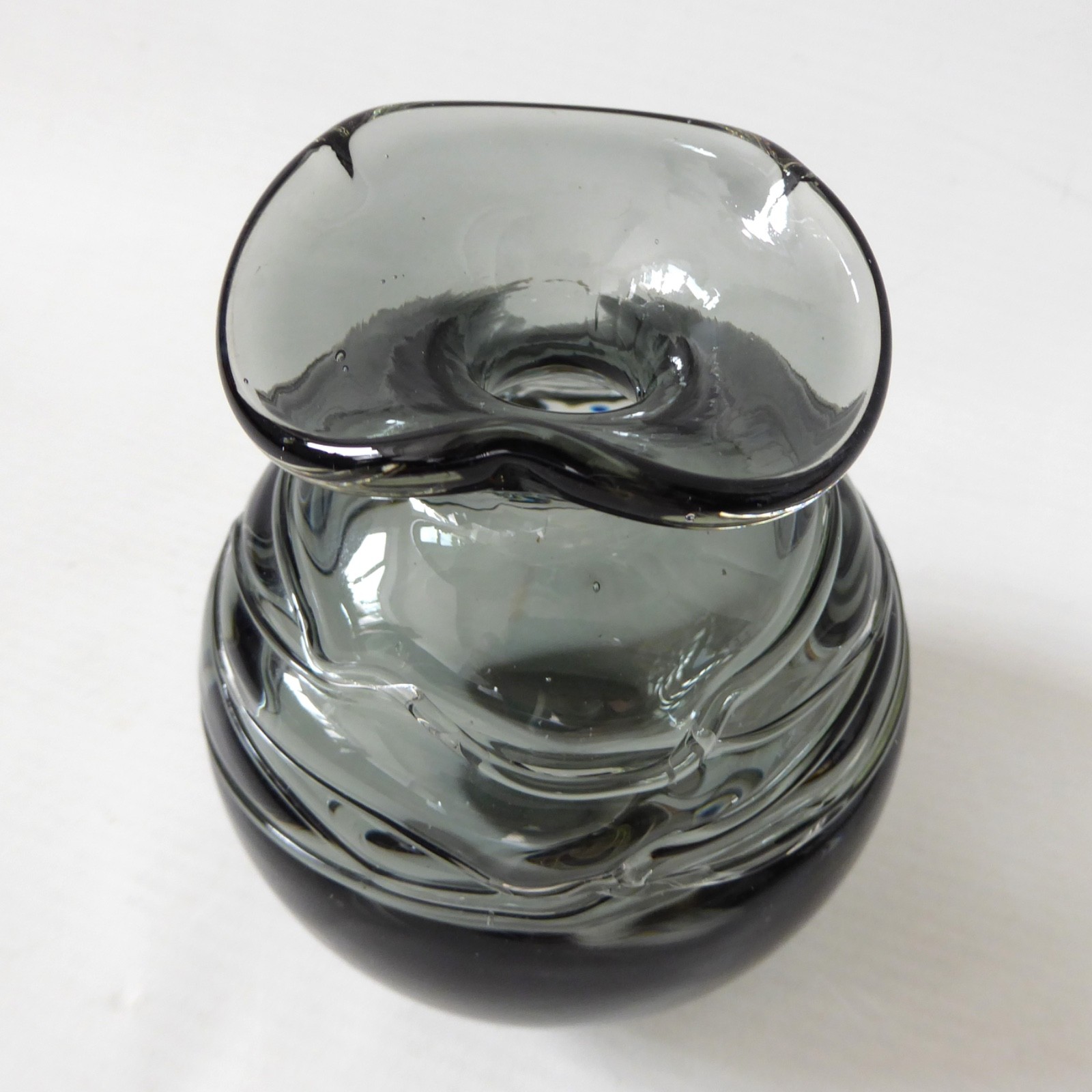 Grey trailed art glass round globe ball vase. Studio glass, ruffled rim. Vintage - Image 9