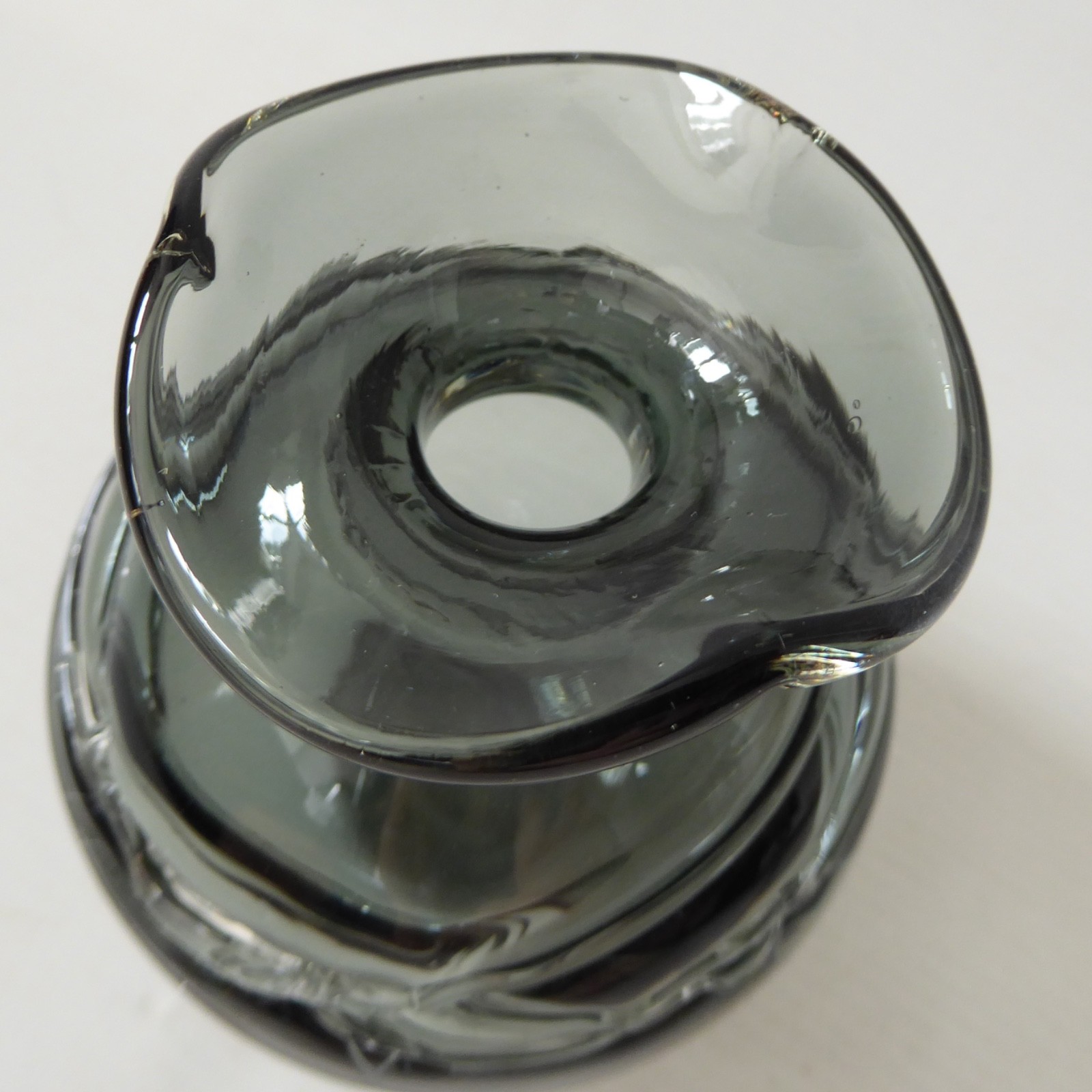 Grey trailed art glass round globe ball vase. Studio glass, ruffled rim. Vintage - Image 10