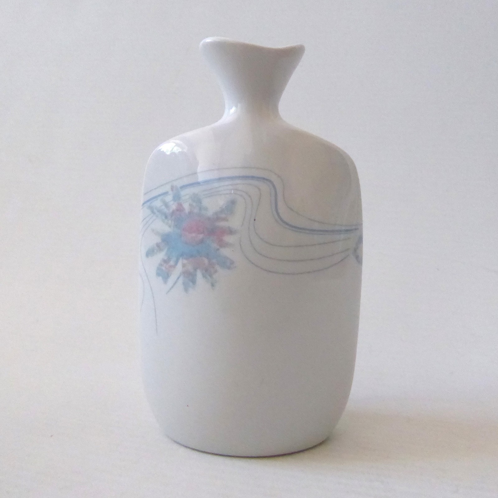 Hornsea small vintage porcelain bottle vase, 1980s pale blue/pink. Retro 4.5" - Image 3