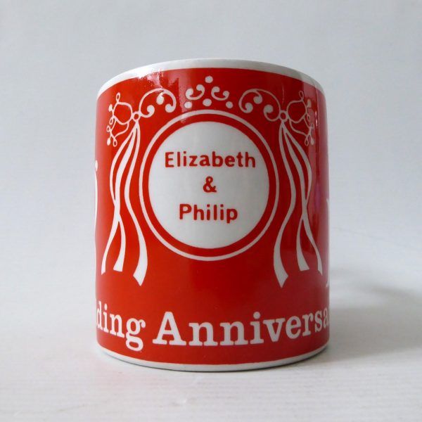 Retro 1972 Royal silver wedding anniversary orange mug. Simple graphic Elizabeth - Image 3