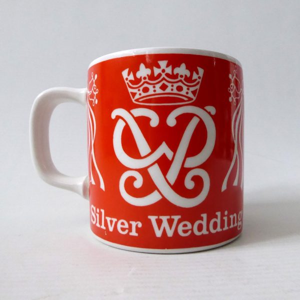 Retro 1972 Royal silver wedding anniversary orange mug. Simple graphic Elizabeth - Image 4