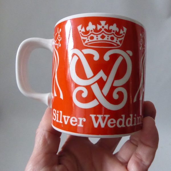 Retro 1972 Royal silver wedding anniversary orange mug. Simple graphic Elizabeth - Image 5