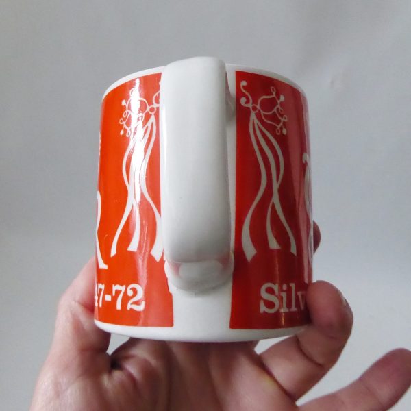 Retro 1972 Royal silver wedding anniversary orange mug. Simple graphic Elizabeth - Image 6