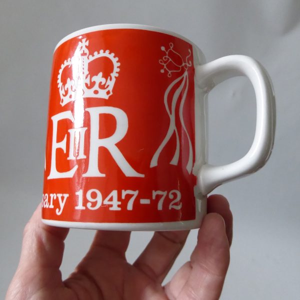 Retro 1972 Royal silver wedding anniversary orange mug. Simple graphic Elizabeth - Image 7