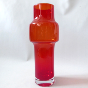 Riihimaki 1481 10" tall vintage art glass vase, red, Finland Riihimaen Lasi hoop