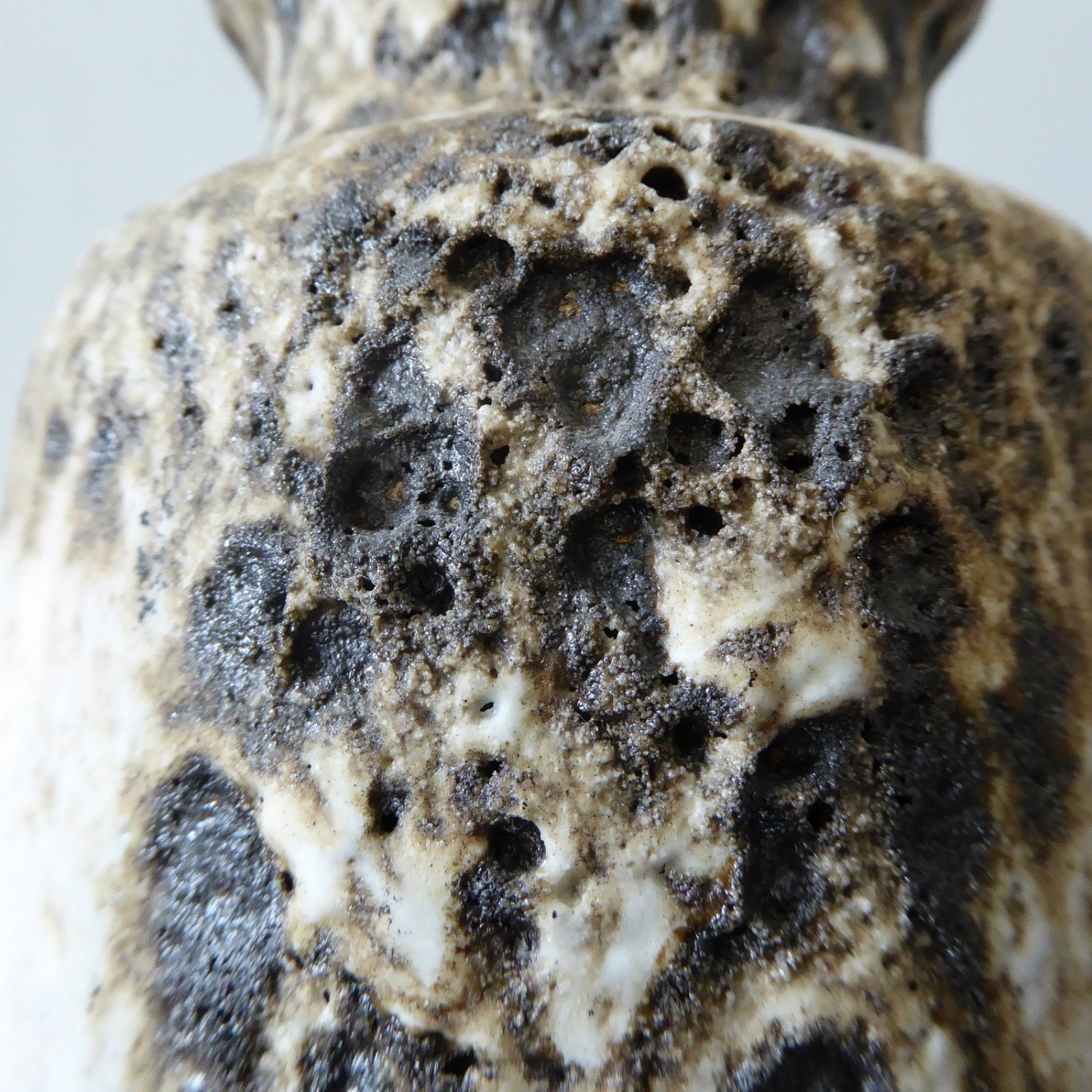 Scheurich fat lava West German pottery vase, cream & brown pot. Pitted volcano - Image 6
