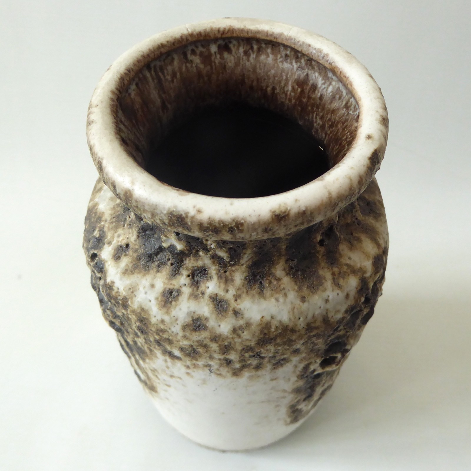 Scheurich fat lava West German pottery vase, cream & brown pot. Pitted volcano - Image 9