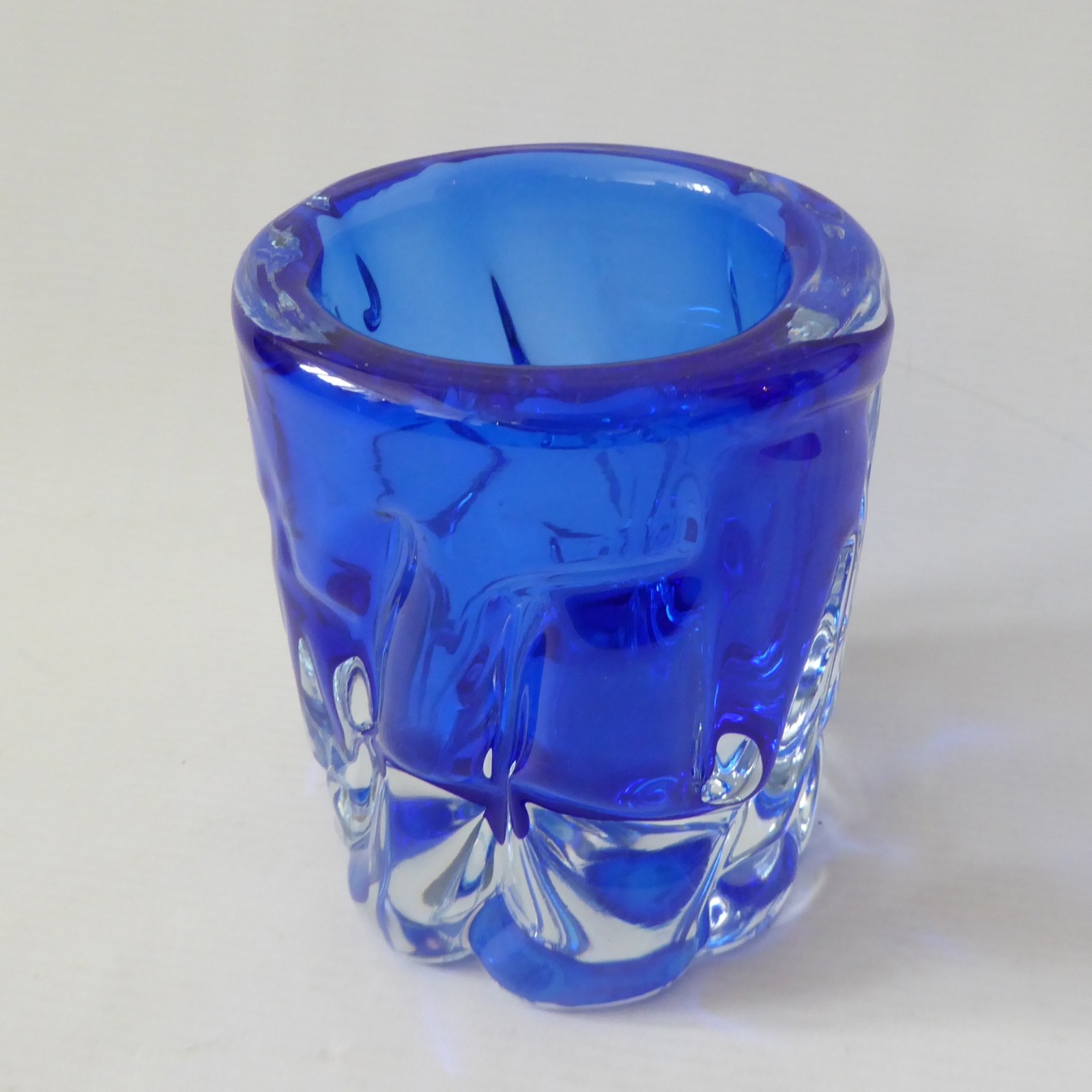 Skrdlovice Beranek vintage Czech art glass vase, royal blue knobbly cased 1960s - Image 10