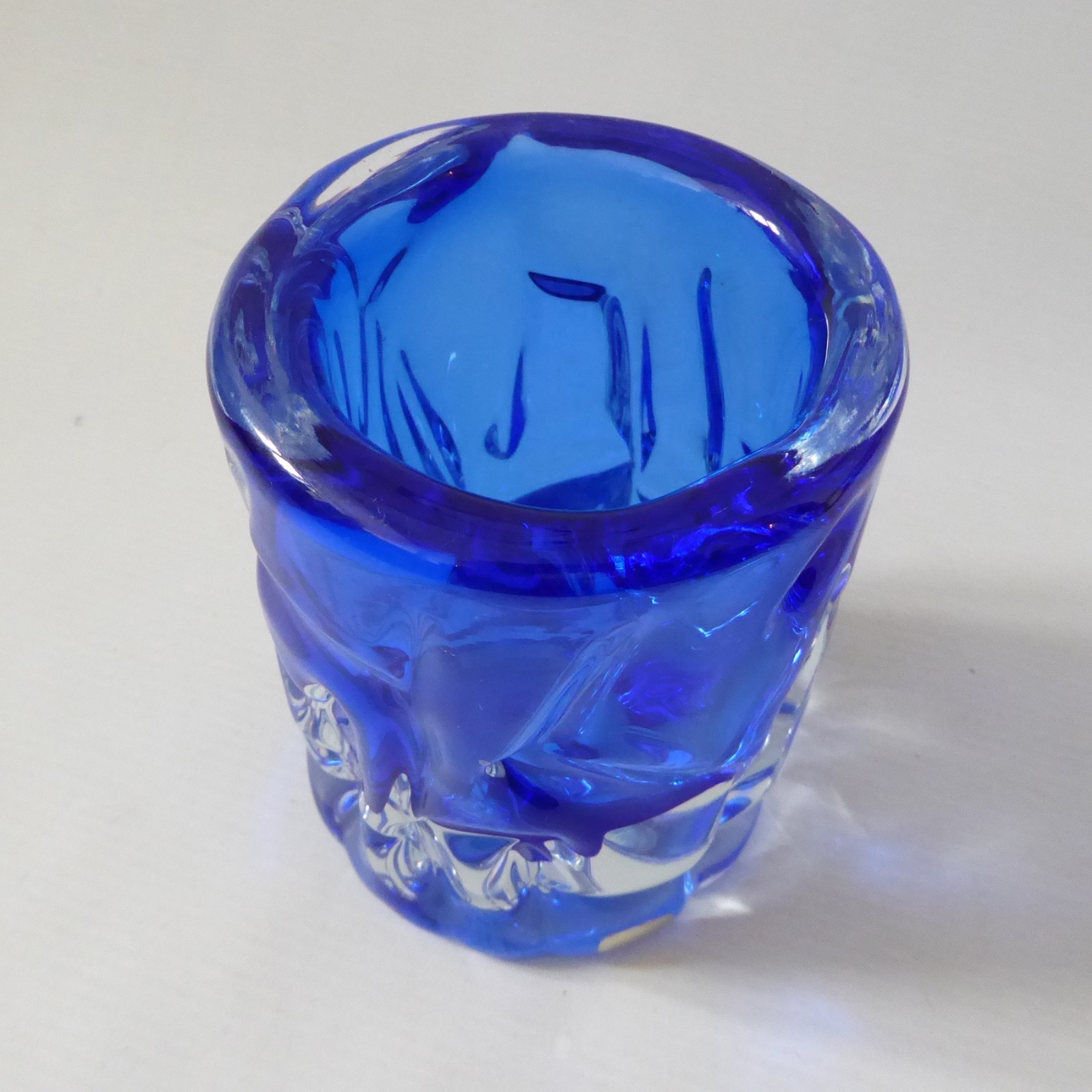 Skrdlovice Beranek vintage Czech art glass vase, royal blue knobbly cased 1960s - Image 11