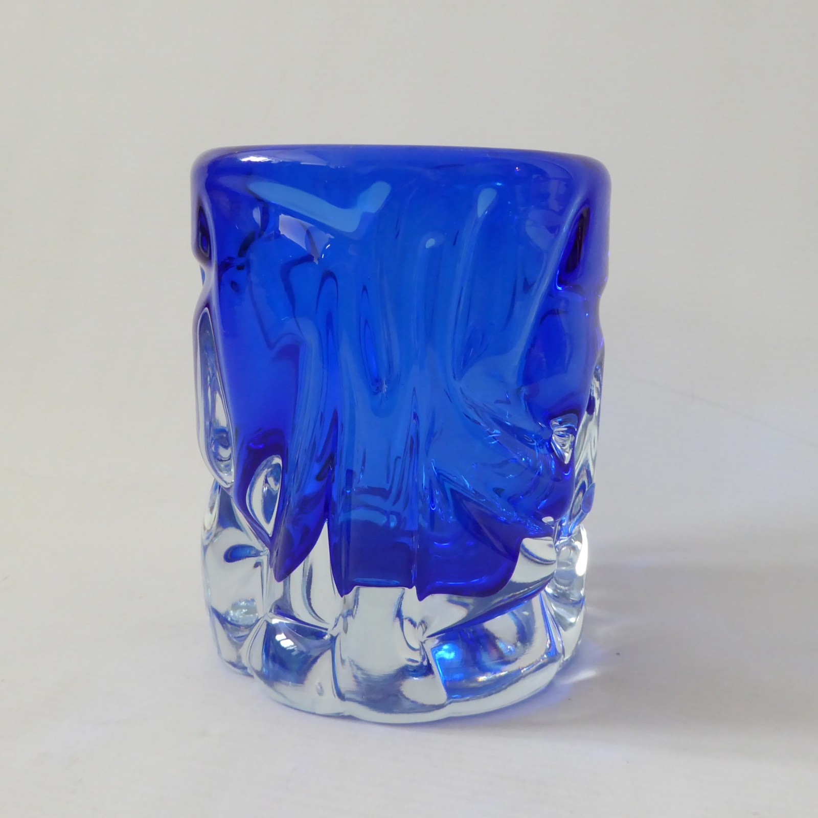Skrdlovice Beranek vintage Czech art glass vase, royal blue knobbly cased 1960s - Image 4