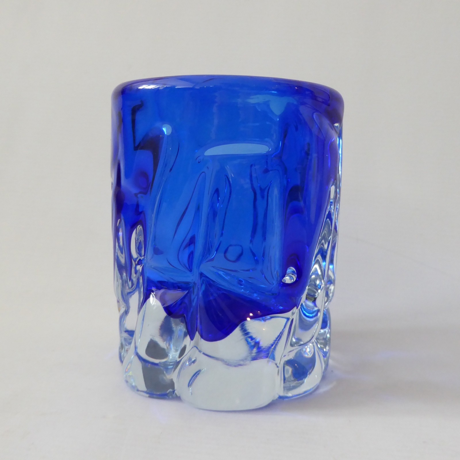Skrdlovice Beranek vintage Czech art glass vase, royal blue knobbly cased 1960s - Image 5