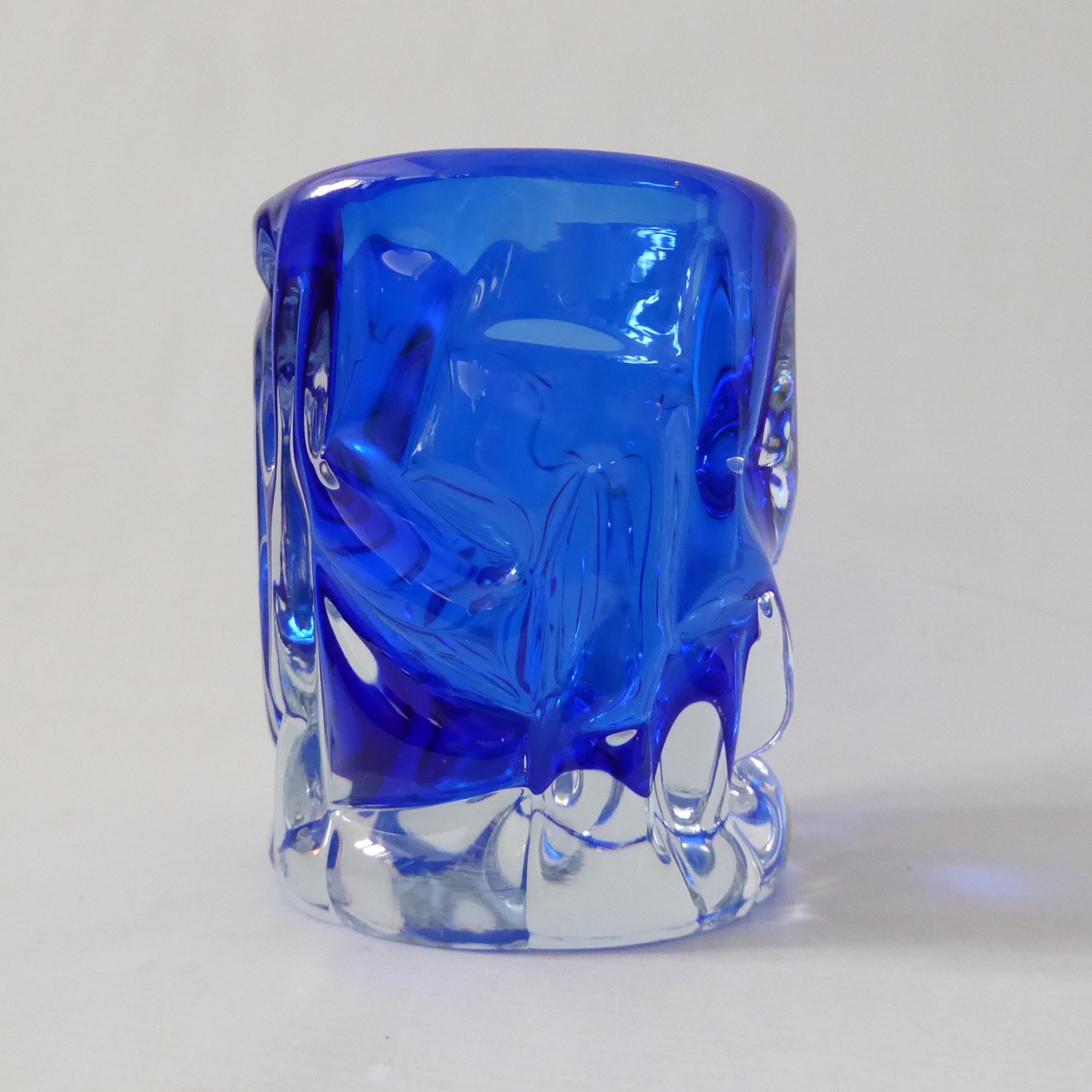 Skrdlovice Beranek vintage Czech art glass vase, royal blue knobbly cased 1960s - Image 6