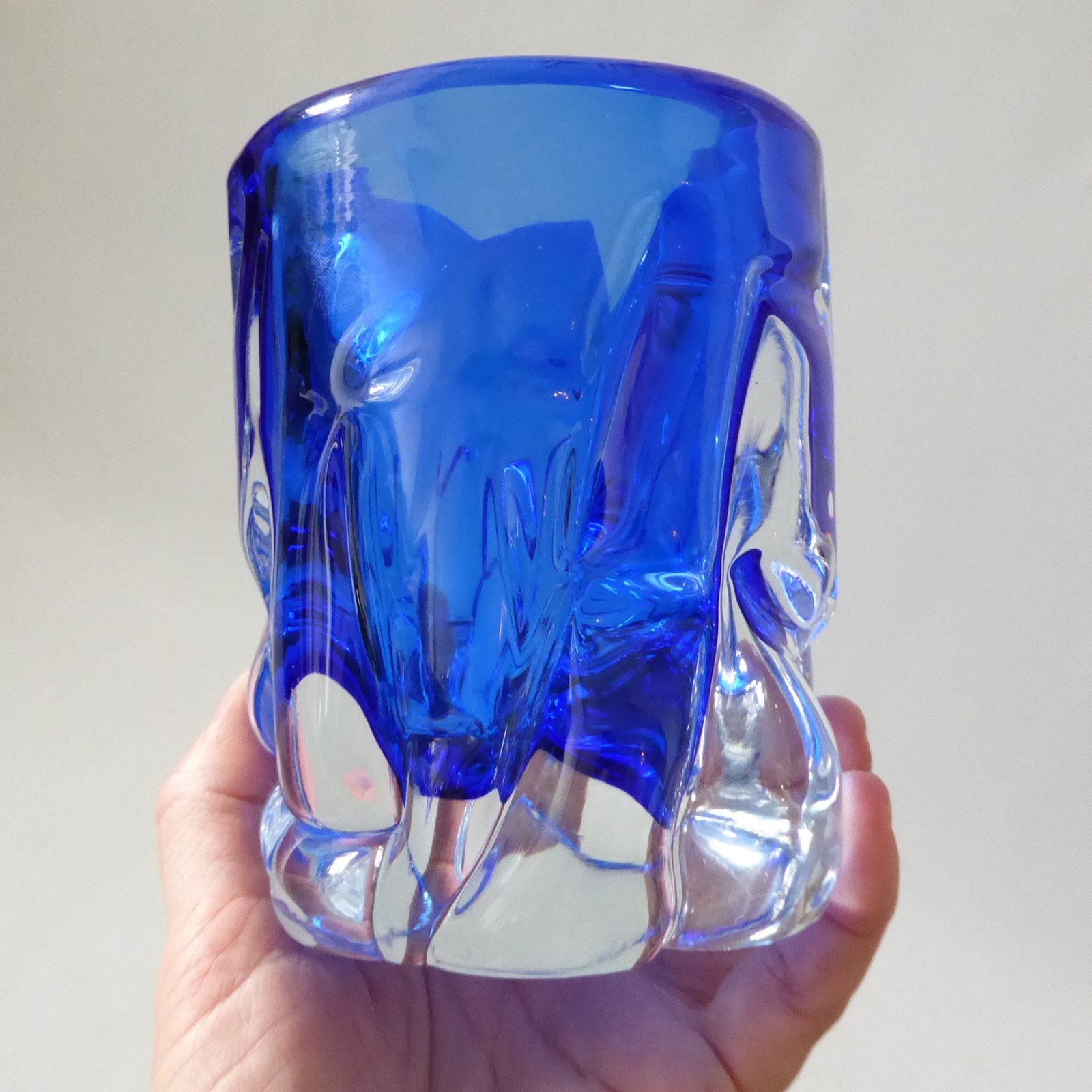Skrdlovice Beranek vintage Czech art glass vase, royal blue knobbly cased 1960s - Image 9