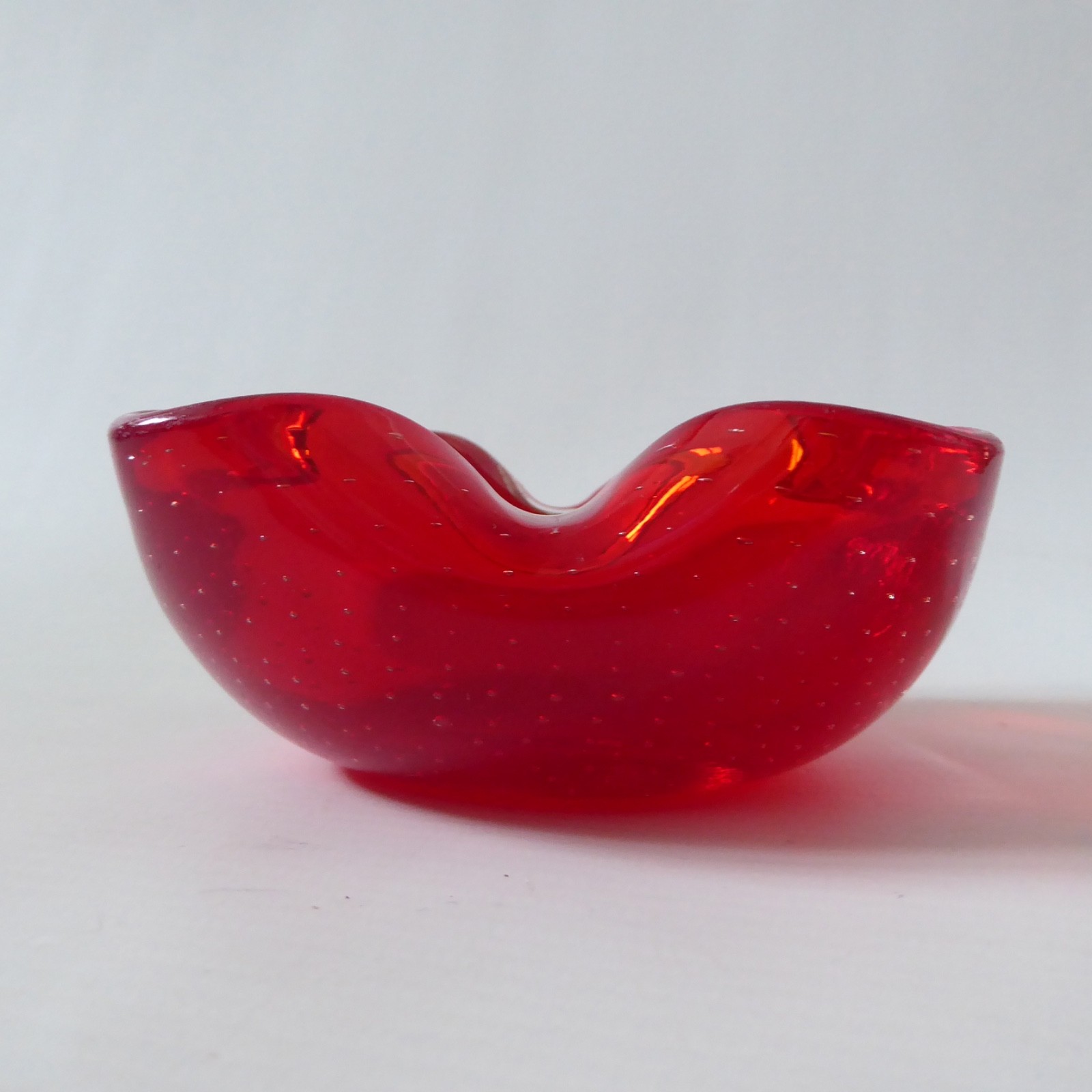 Vintage Murano art glass bowl. Red cased dish ashtray. Fine controlled bubbles - Image 3