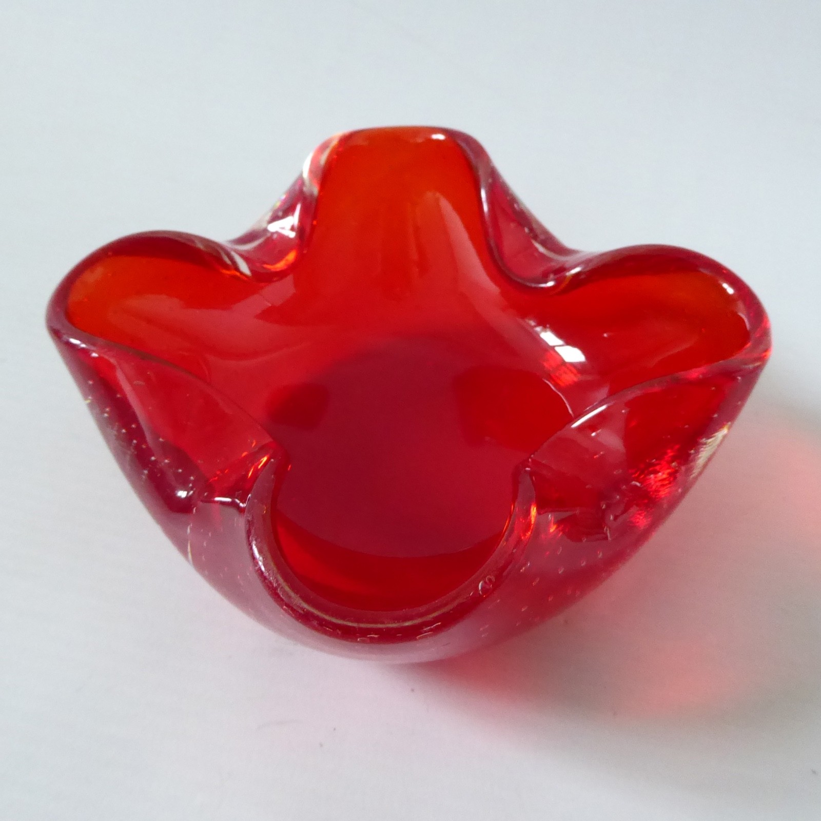 Vintage Murano art glass bowl. Red cased dish ashtray. Fine controlled bubbles - Image 4