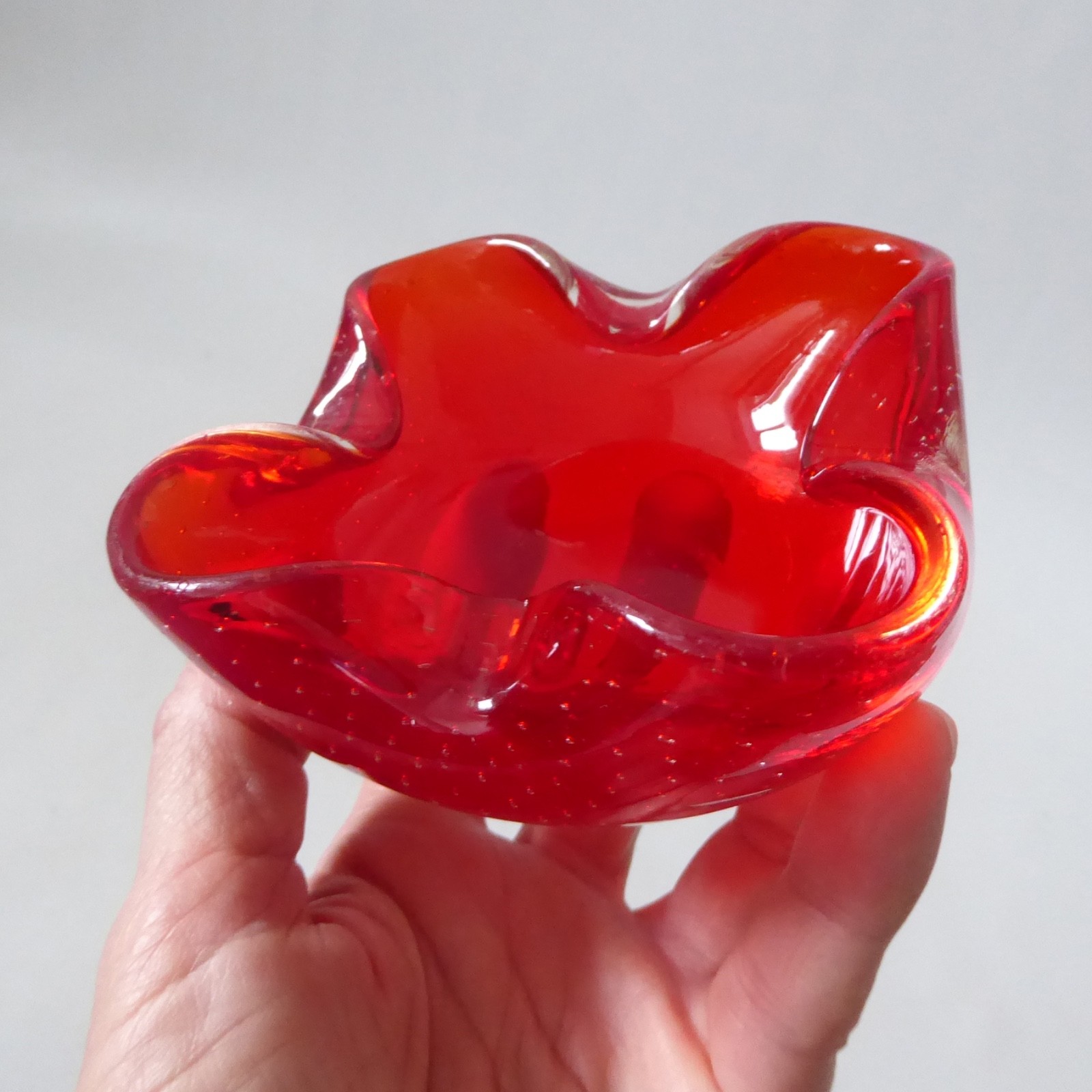 Vintage Murano art glass bowl. Red cased dish ashtray. Fine controlled bubbles - Image 5