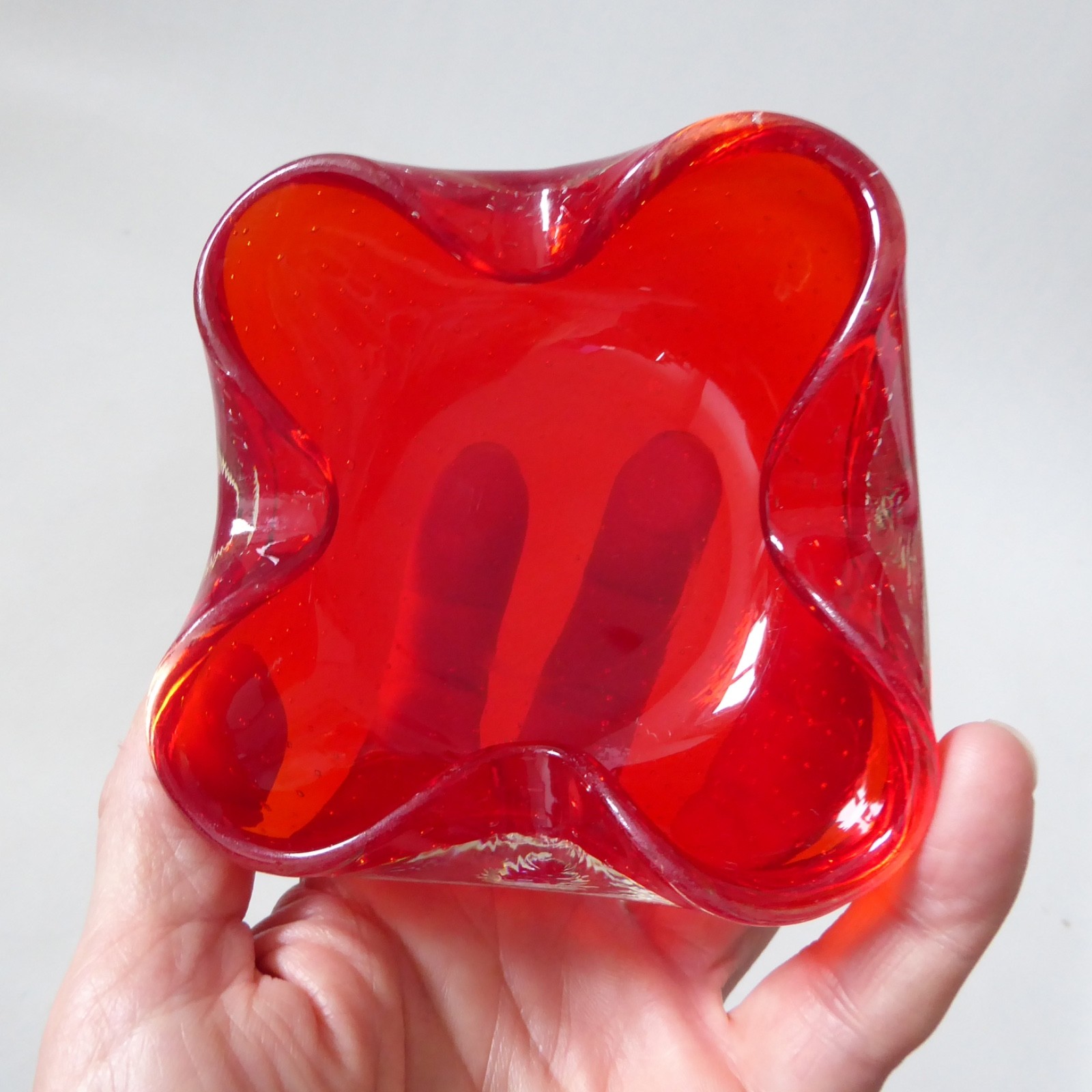Vintage Murano art glass bowl. Red cased dish ashtray. Fine controlled bubbles - Image 6