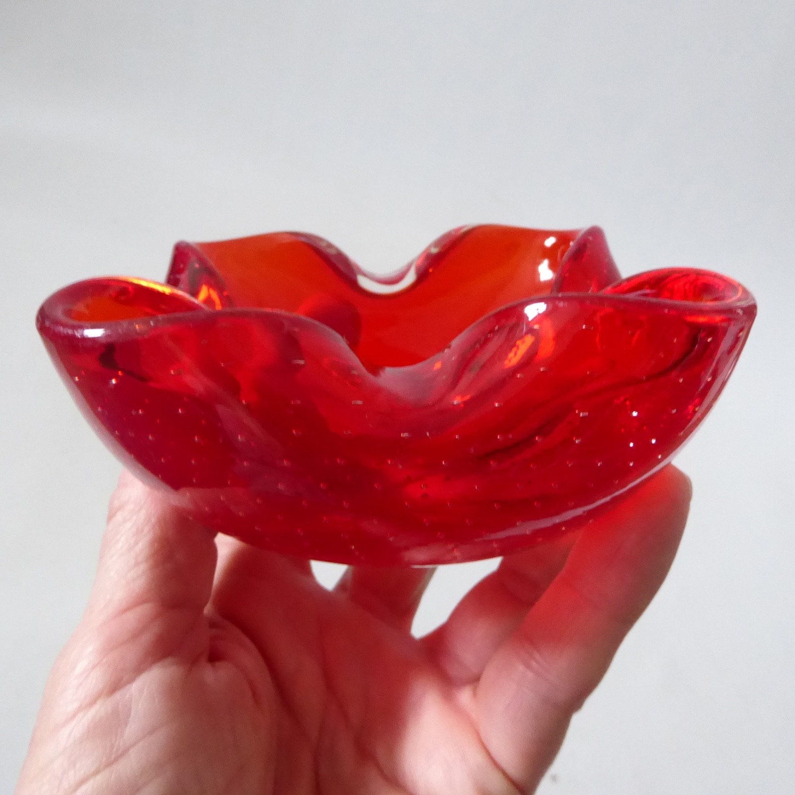 Vintage Murano art glass bowl. Red cased dish ashtray. Fine controlled bubbles - Image 7