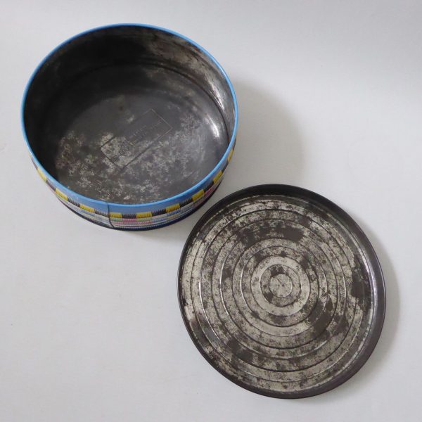Vintage Raffia 8" round biscuit tin, Huntley & Palmers Ltd Reading multicoloured - Image 12