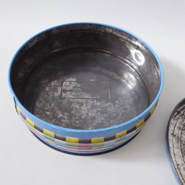 Vintage Raffia 8" round biscuit tin, Huntley & Palmers Ltd Reading multicoloured - Image 13