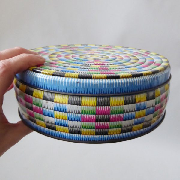 Vintage Raffia 8" round biscuit tin, Huntley & Palmers Ltd Reading multicoloured - Image 7