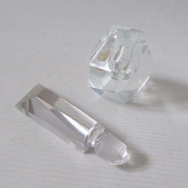 Vintage hand cut glass faceted crystal perfume bottle & stopper. Art Deco style - Image 7